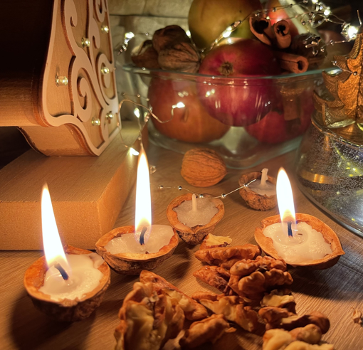 Obrázok z Sada 12 plávajúcich sviečok zo škrupín orechov