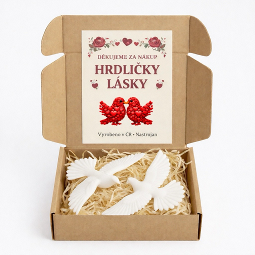 Obrázok z Hrdličky lásky – set dvoch holubíc kompletne vyrobený v Českej republike