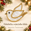 Vánoční brož Holubička svátečního klidu – bílá holubička ve zlatavém tónu – sváteční fotografie s názvem