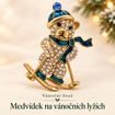 Vánoční brož Medvídek na vánočních lyžích – modrá čepice a šála – obrázek s českým názvem / Vianočná brošňa Medvedík na vianočných lyžiach – modrá čiapka a šál – obrázok s českým názvom